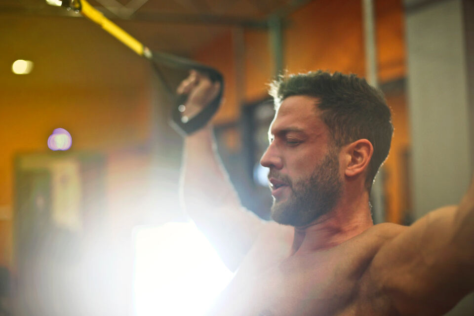 A man training on gym rings